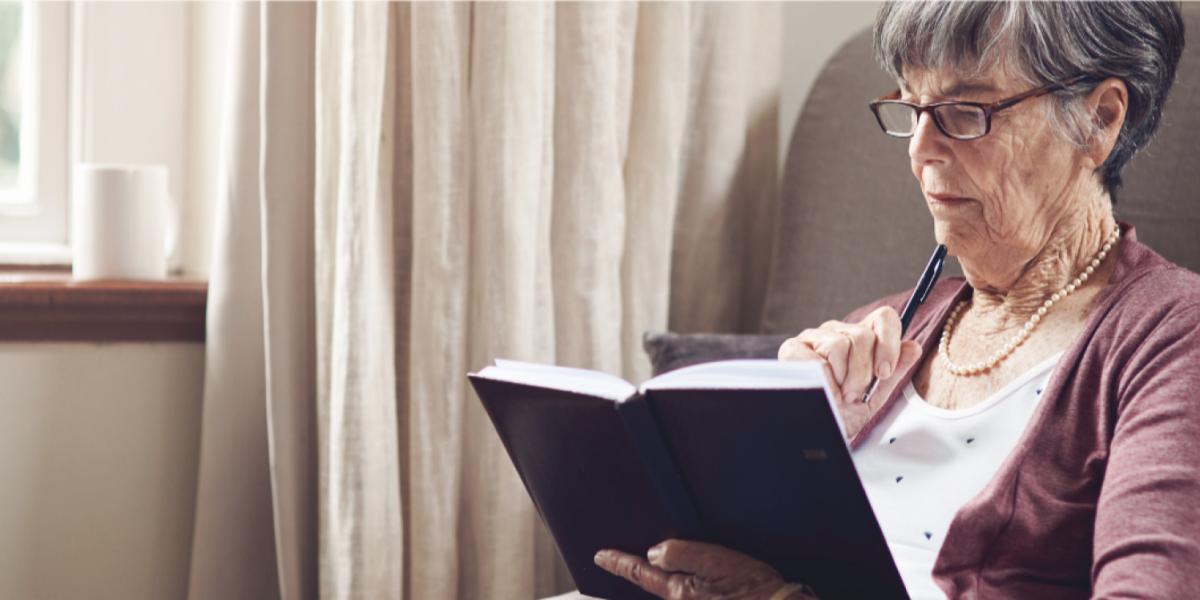 Bild zum Kurs 04.11.2026 | Vergangenheit verstehen, Gegenwart begleiten: Biografiearbeit in der Pflege | Copyright: kupicoo-getty-images