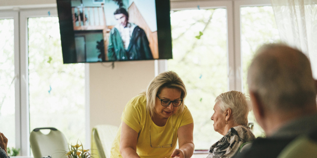 Bild zum Kurs 21.-22.10.2026 | Betreuungskräfte Refresher: Kommunikation und Schmerztherapie | Copyright: canva-pexels-jsme-mila