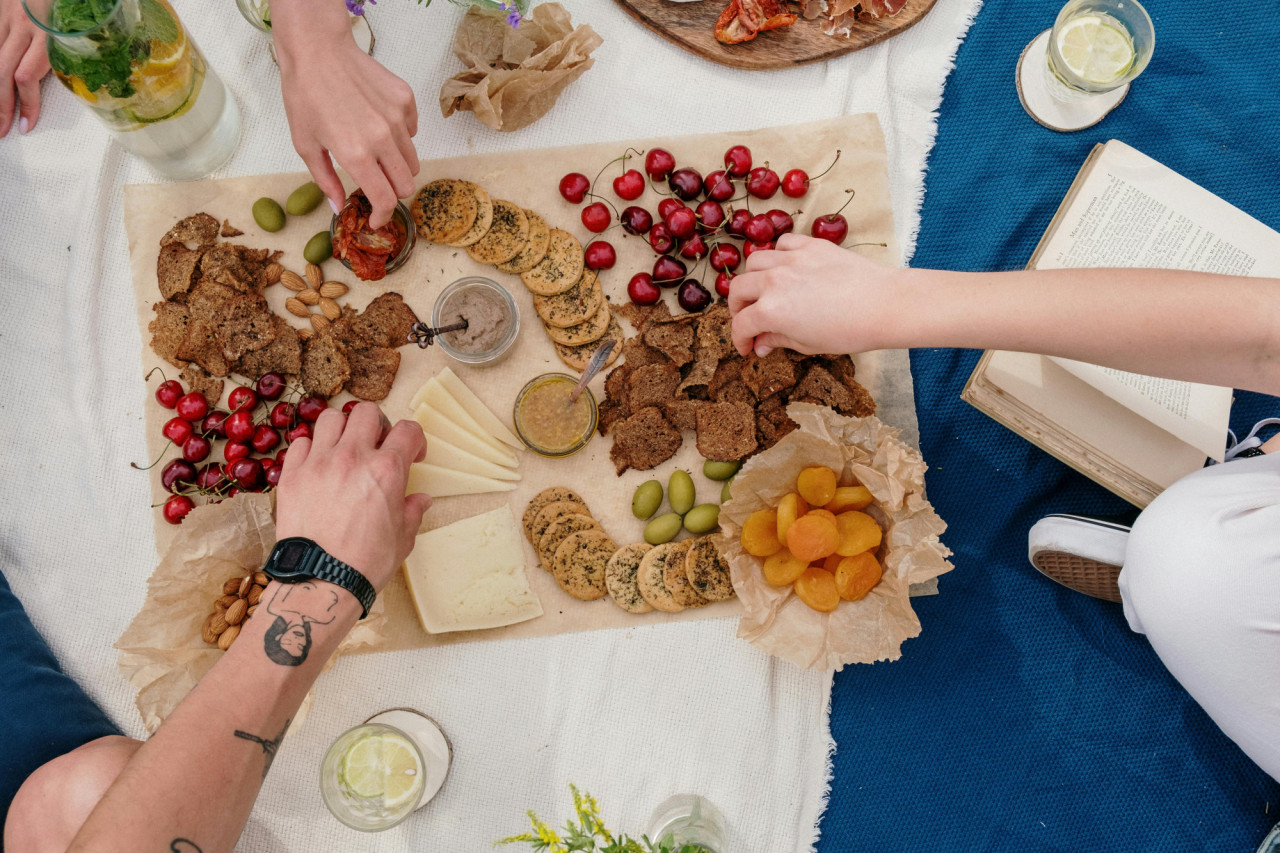 dekoratives Bild zur Seite Aufbaumodul Ernährung und Flüssigkeit - DGP-zertifiziert | Copyright: pexels-cottonbro-4873694